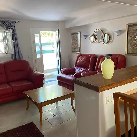 Апартаменты Byron House Kionion