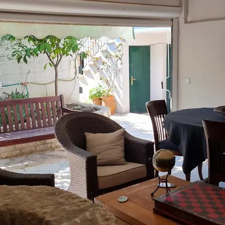 Byron House Апартаменты Kionion