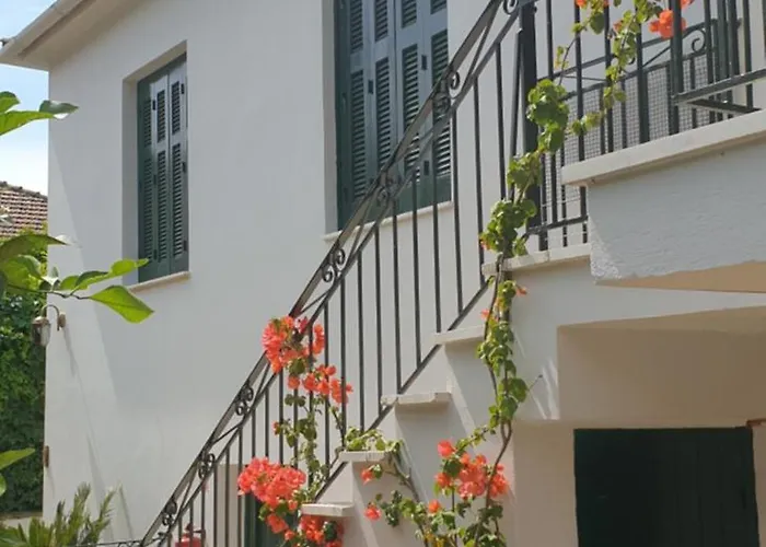 Byron House * Kionion